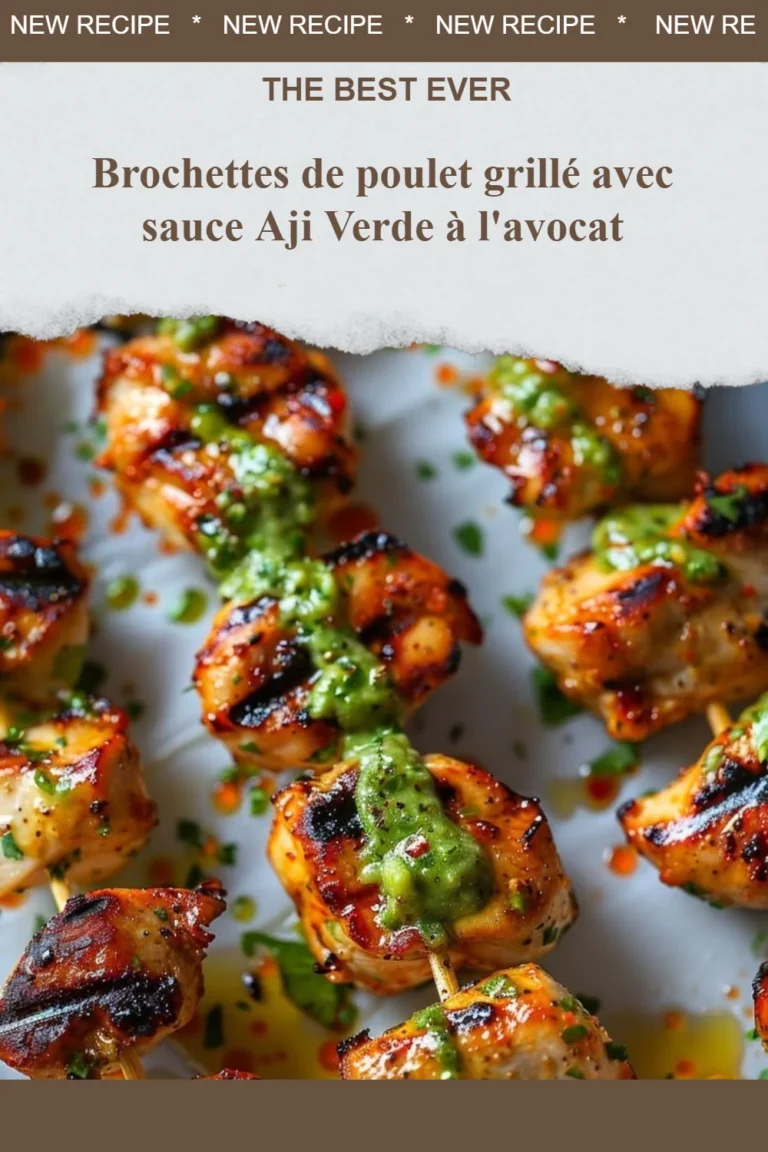 Brochettes de poulet grillé avec sauce Aji Verde à l'avocat sur une assiette