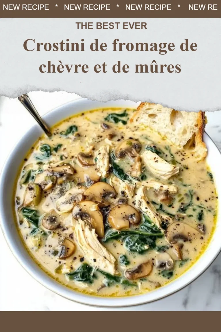 Crostini de fromage de chèvre avec des mûres sur une planche en bois.